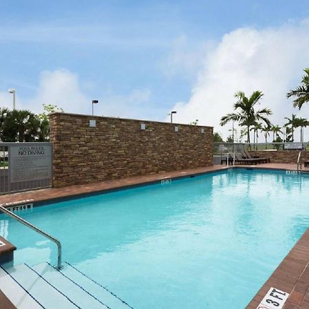 Fairfield Inn & Suites By Marriott Fort Lauderdale Pembroke Pines Exterior photo